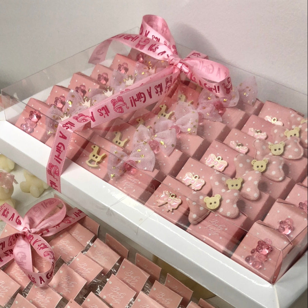 Plateau de chocolats décorés pour célébrer l’arrivée d’un nouveau-né.couleur Rose