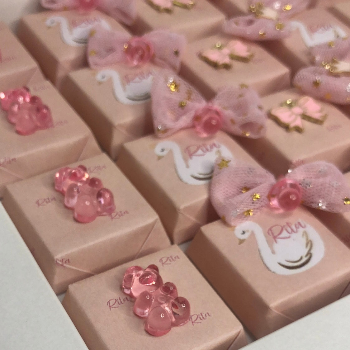 Plateau de chocolats décorés pour célébrer l’arrivée d’un nouveau-né.couleur Rose