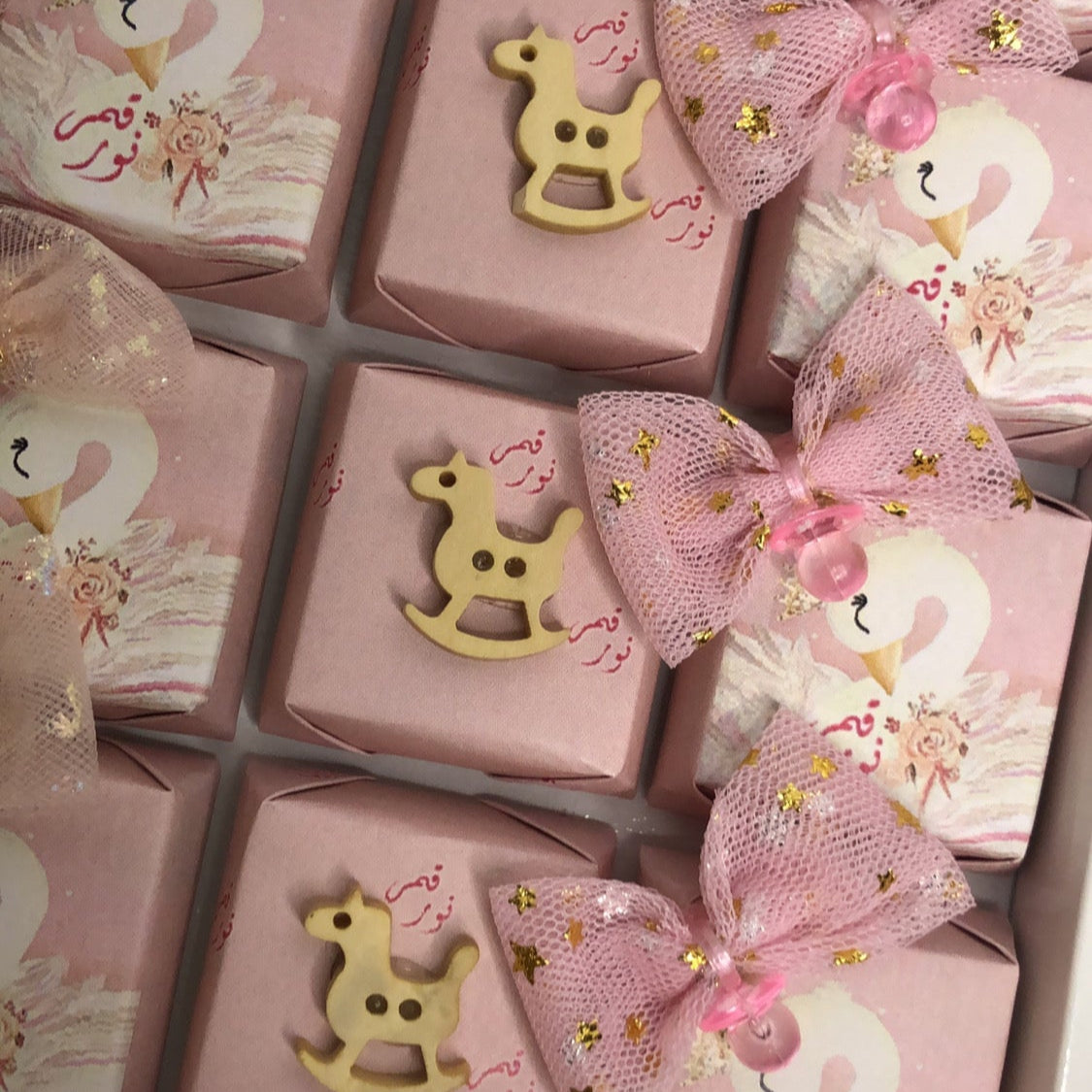 Plateau de chocolats décorés pour célébrer l’arrivée d’un nouveau-né.couleur Rose