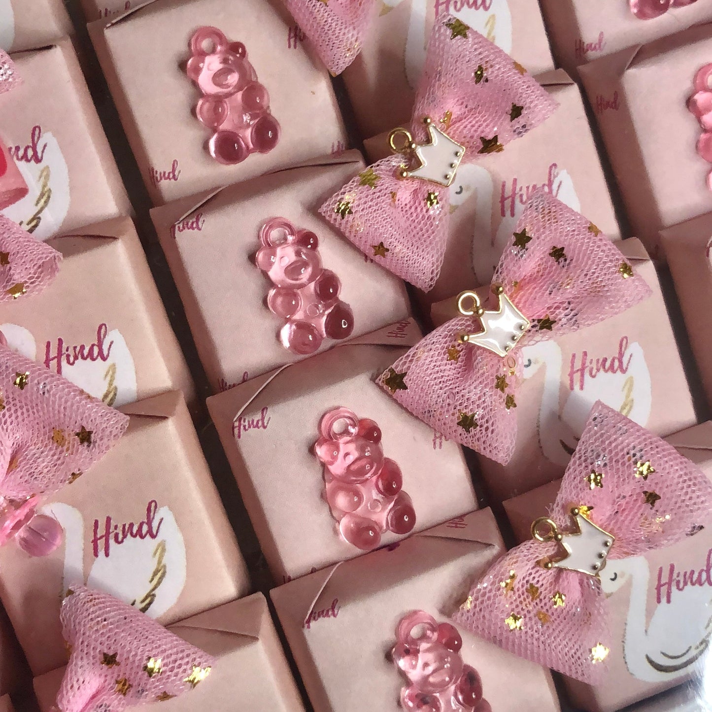 Plateau de chocolats décorés pour célébrer l’arrivée d’un nouveau-né.couleur Rose