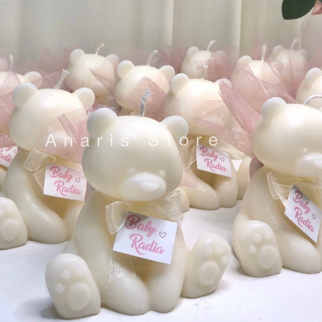 Bougie Ours avec Dragee , décorée avec une touche d'élégance.