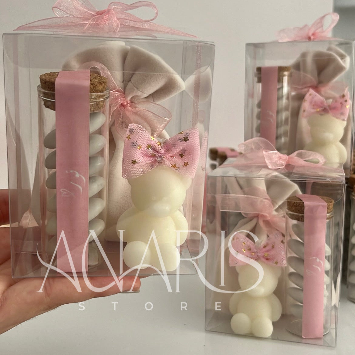 Coffret Cadeau :bougie ourson , fiole dragées , pochette Contient un porte-clés personnalisé