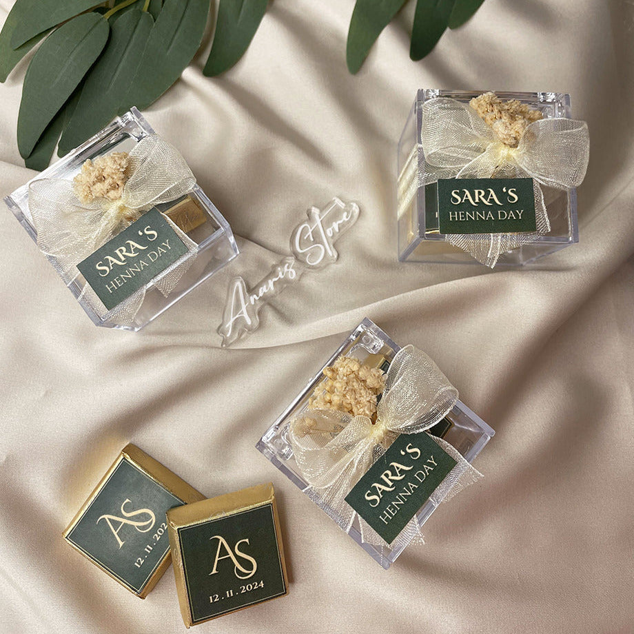 Elégante boîte transparente en plexiglas, un mélange raffiné de dragées et de chocolats