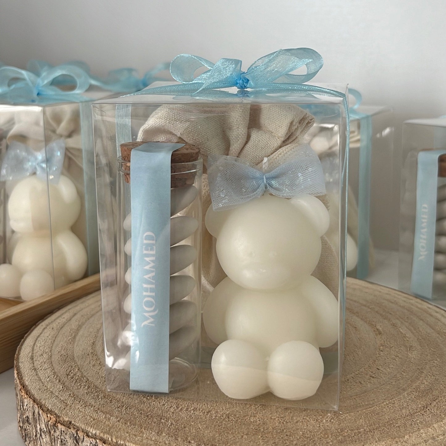 Coffret Cadeau :bougie ourson , fiole dragées , pochette Contient un porte-clés personnalisé