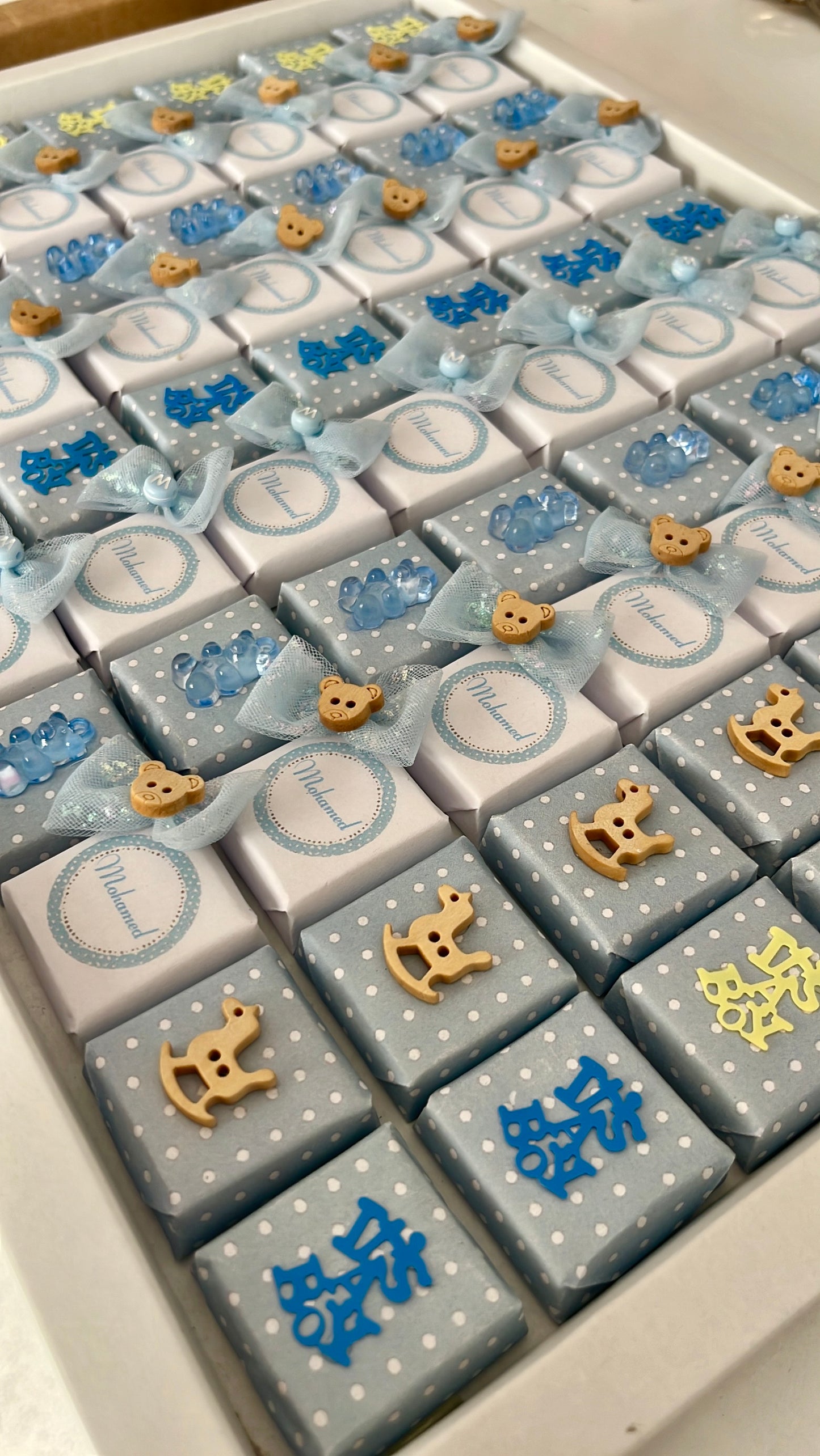 Plateau de chocolats décorés célébrer l’arrivée d’un nouveau-né.couleur bleu