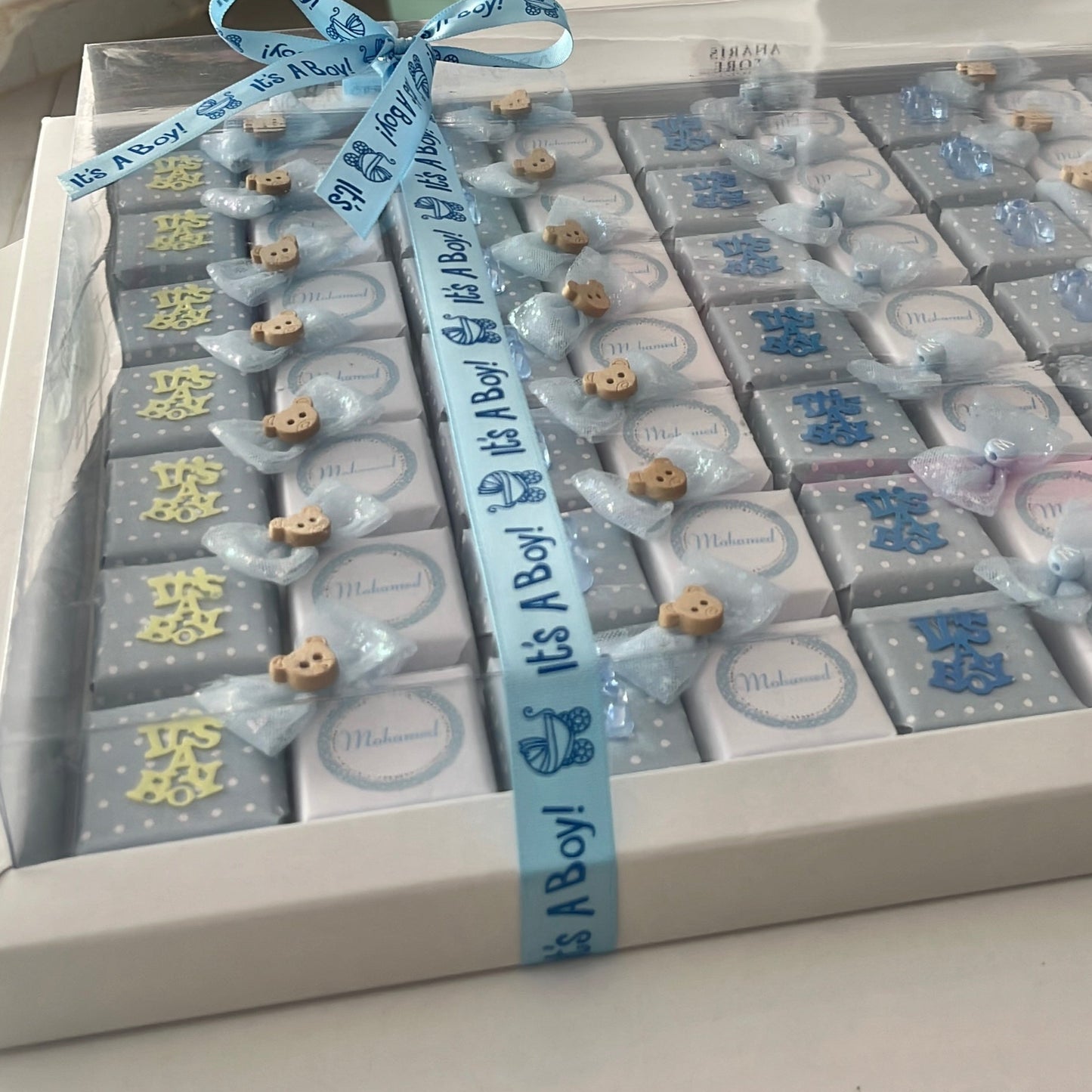 Plateau de chocolats décorés célébrer l’arrivée d’un nouveau-né.couleur bleu