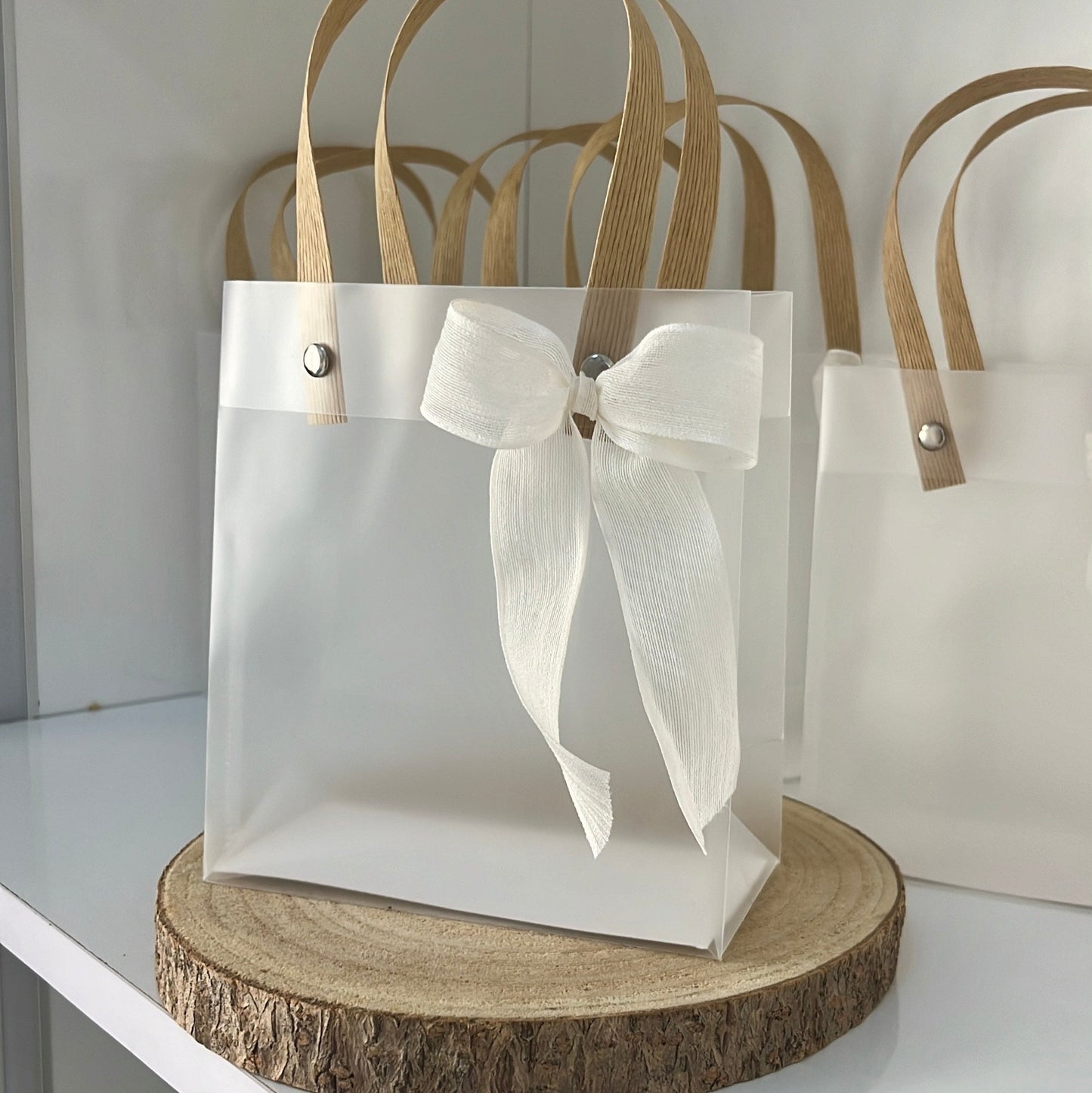 Sac-cadeau rigide effet givré avec anses naturelles et nœud blanc