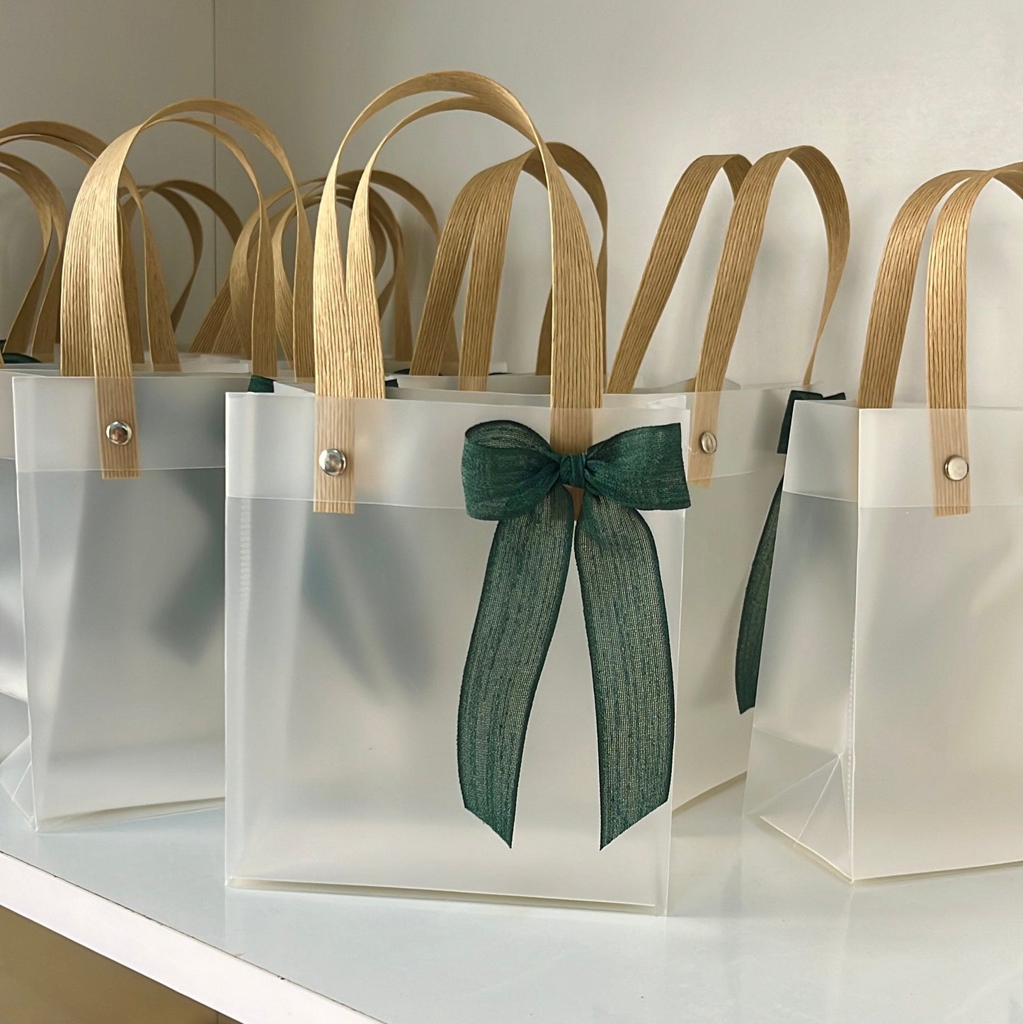 Sac-cadeau rigide effet givré avec anses naturelles et nœud blanc