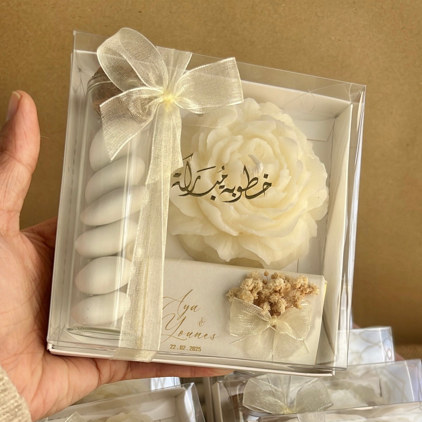 Coffret Cadeau , bougie forme rose avec des dragées et chocolat personnalisée