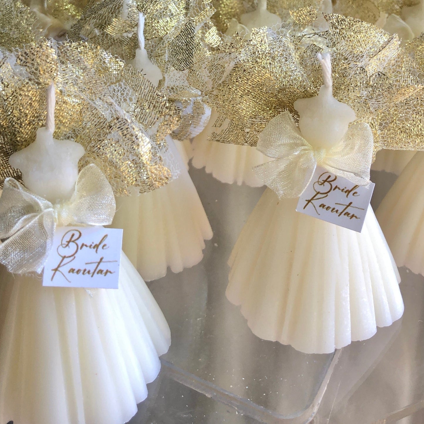 Bougie de Mariée Décorée avec Tulle Doré et Remplie de Dragées