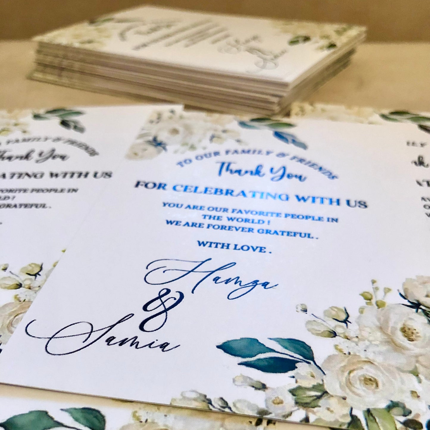 Cartes de remerciement élégantes avec ruban doré,Un souvenir raffiné pour vos invités