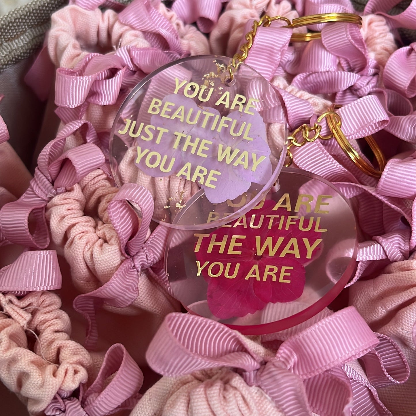 Pochon en tissu rose avec porte-clés en résine,Un cadeau élégant et symbolique