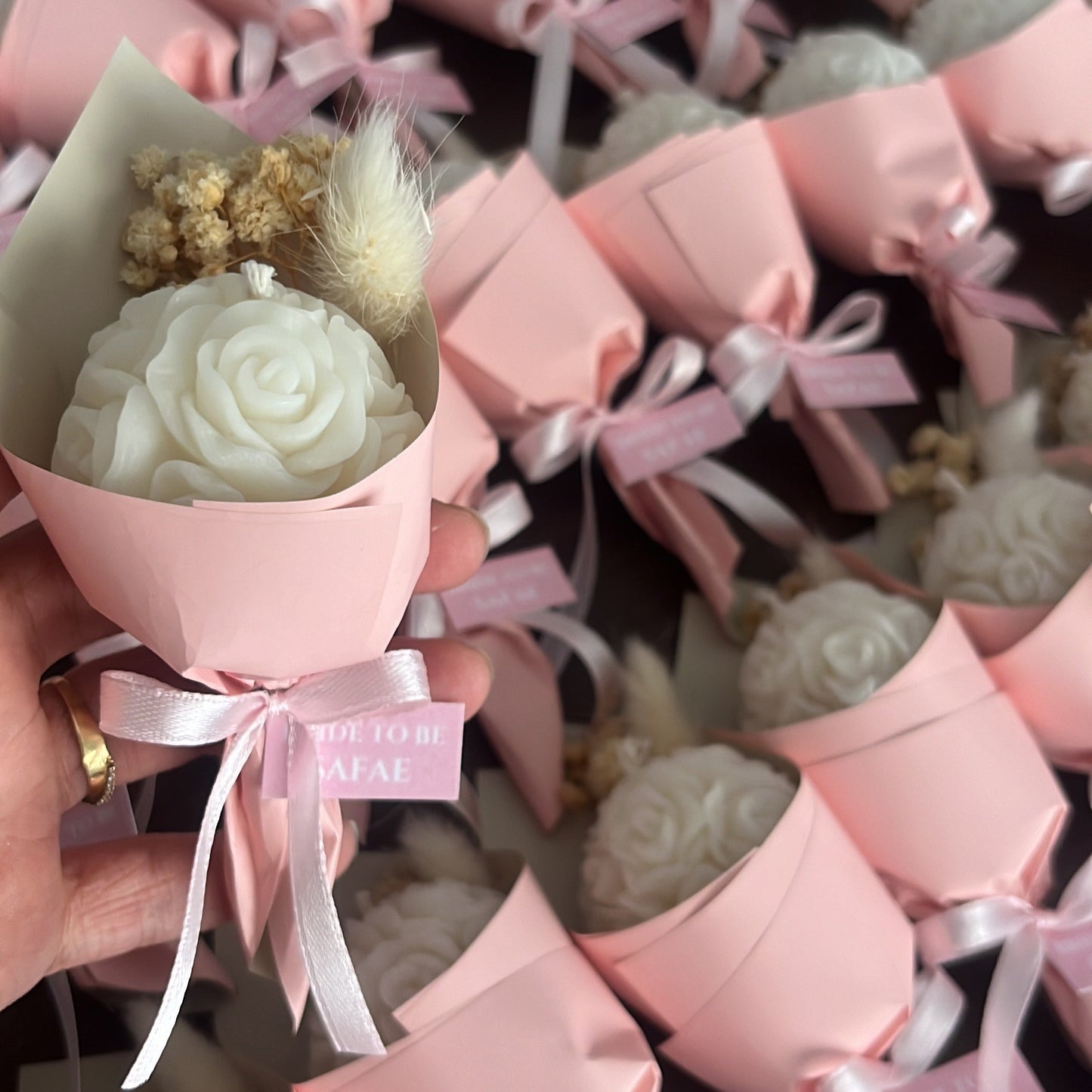 Élégant bouquet fleuri accompagné d’une bougie parfumée