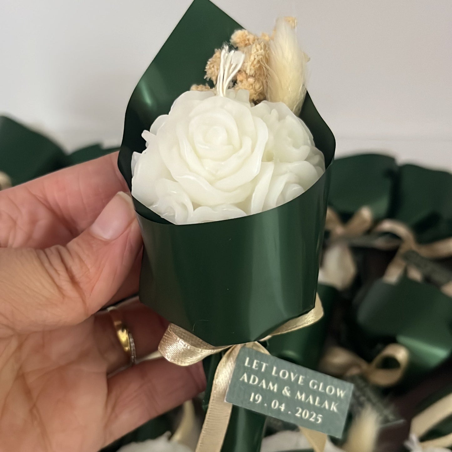 Élégant bouquet fleuri accompagné d’une bougie parfumée