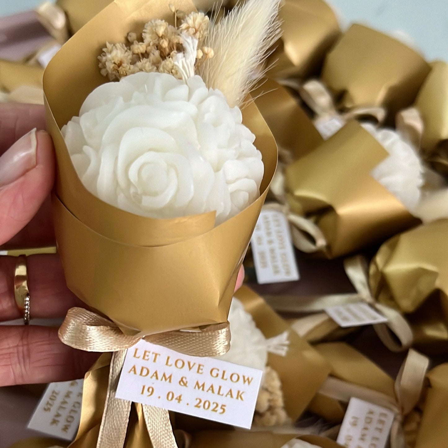 Élégant bouquet fleuri accompagné d’une bougie parfumée