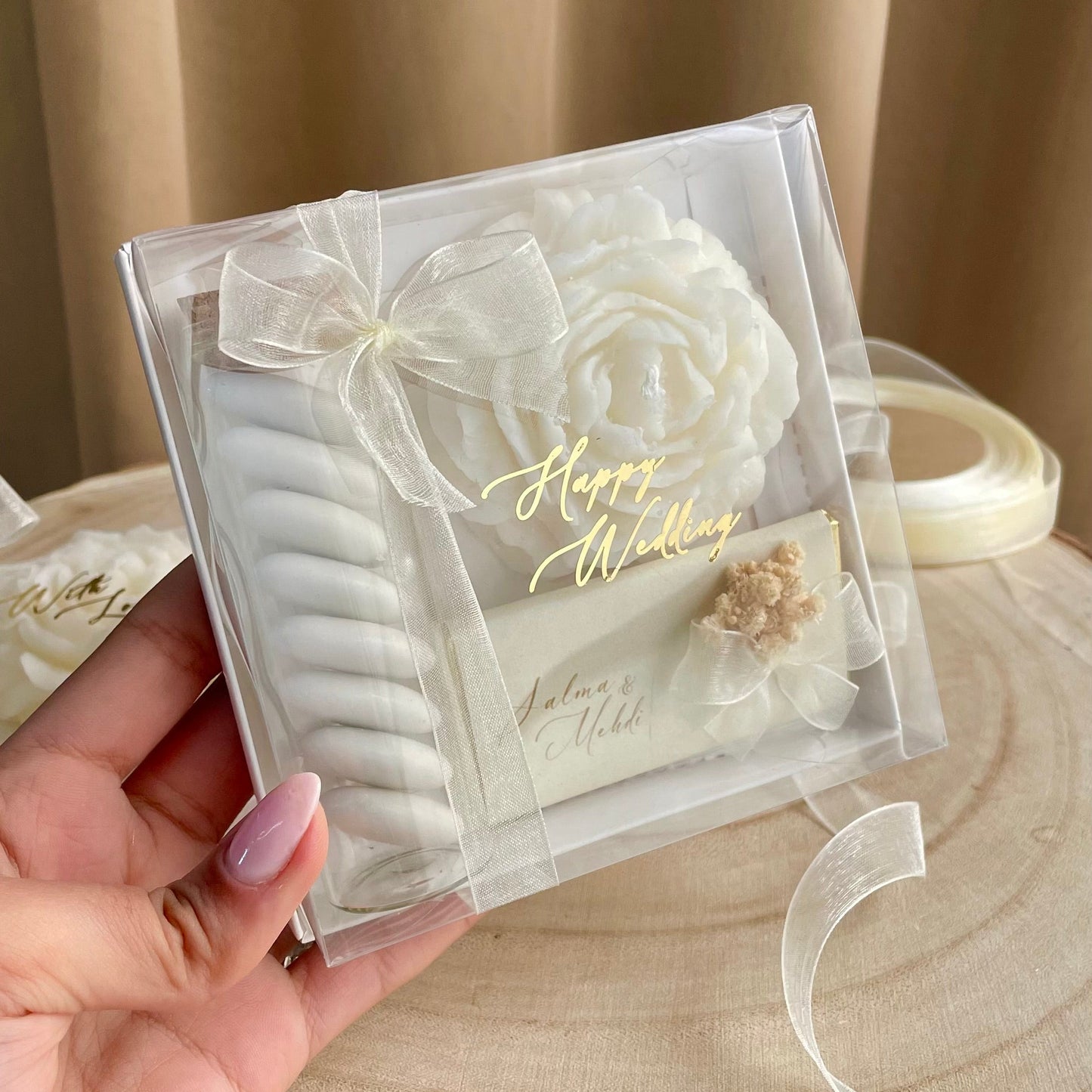 Coffret Cadeau , bougie forme rose avec des dragées et chocolat personnalisée