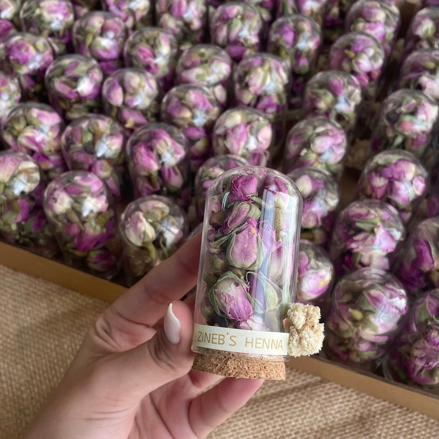 Fiole remplie de fleurs séchées naturelles soigneusement choisies.