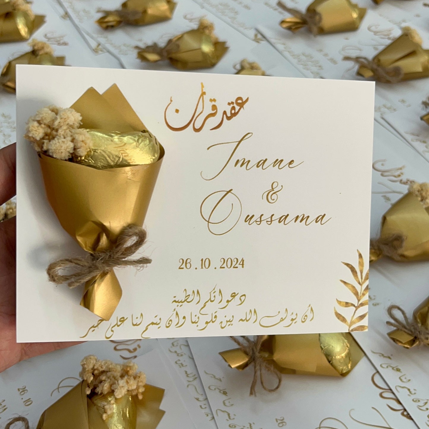 Carte de Remerciement Ornée d’un mini bouquet raffiné avec chocolat