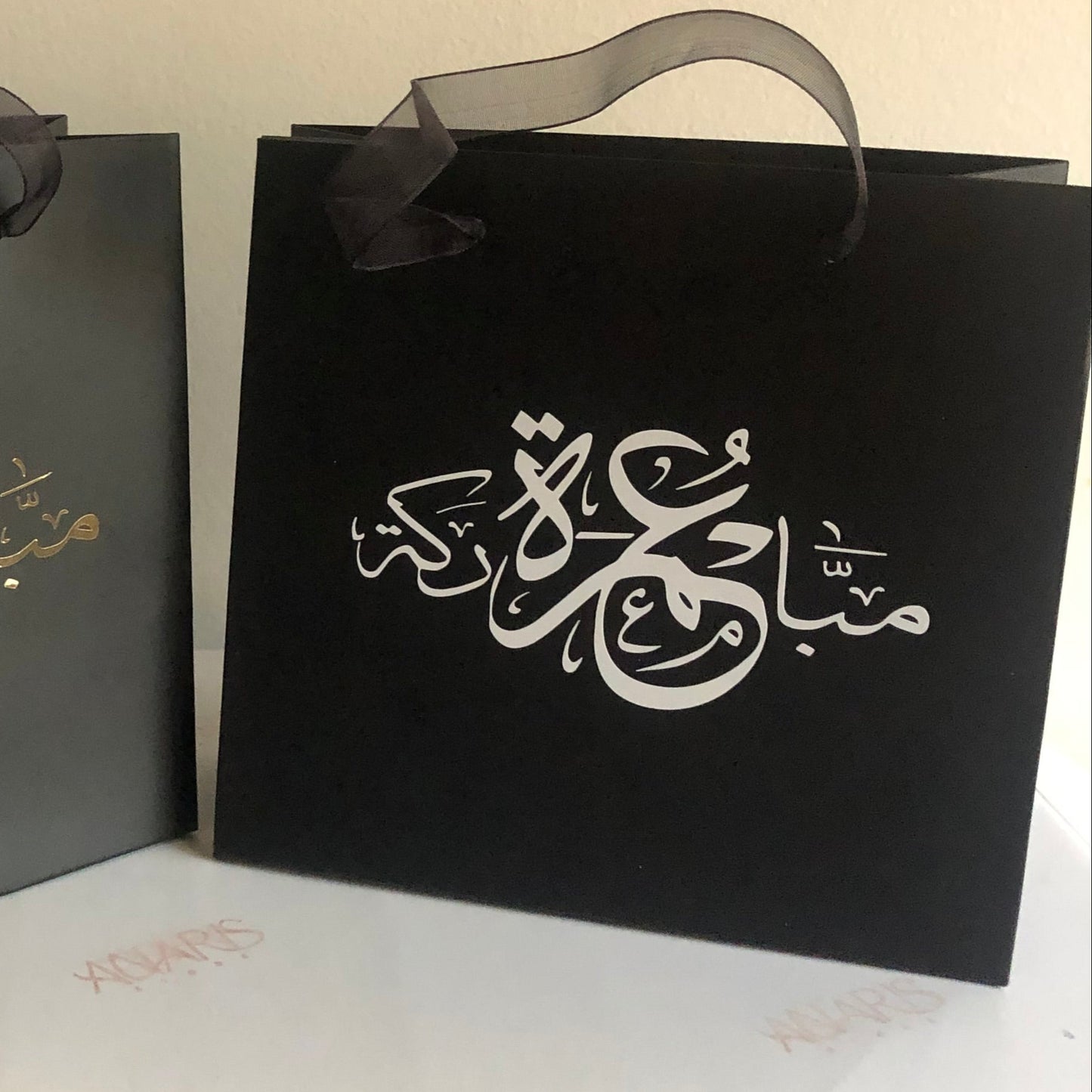 Sac Personnalisé en Carton Noir Mat avec Impression Dorée / Blanc