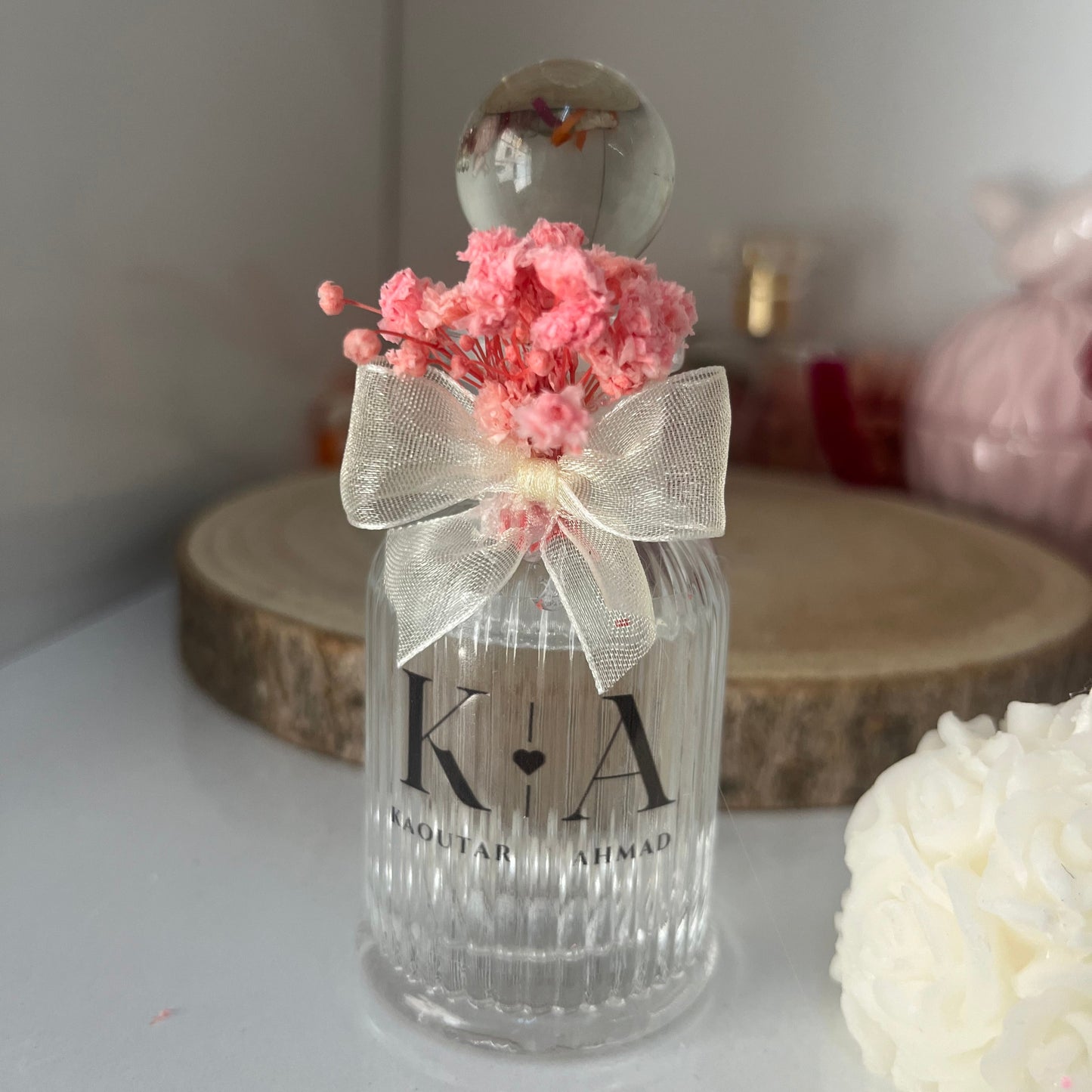 bouteilles de Cologne en verre conçues avec des fleurs naturelles séchées