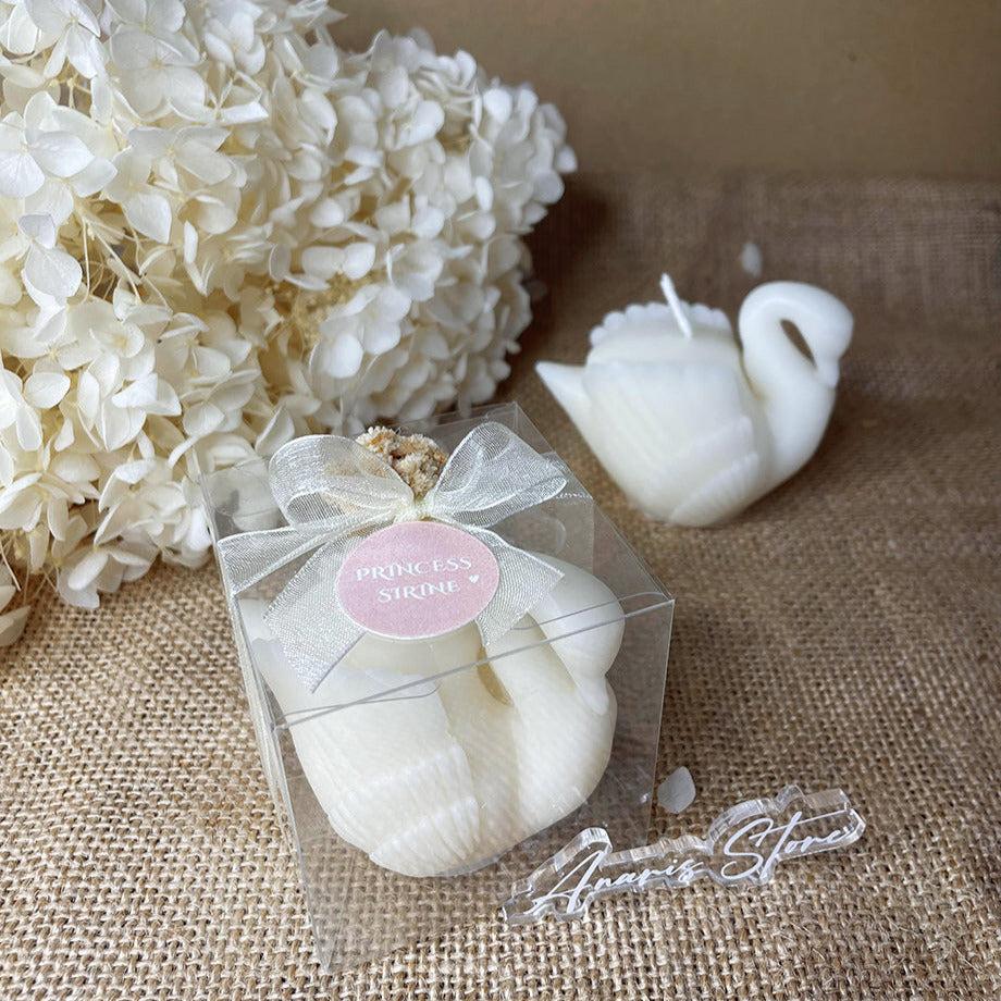 Bougie en Forme de Canard présentée dans une boîte transparente , une touche de luxe et de sophistication.