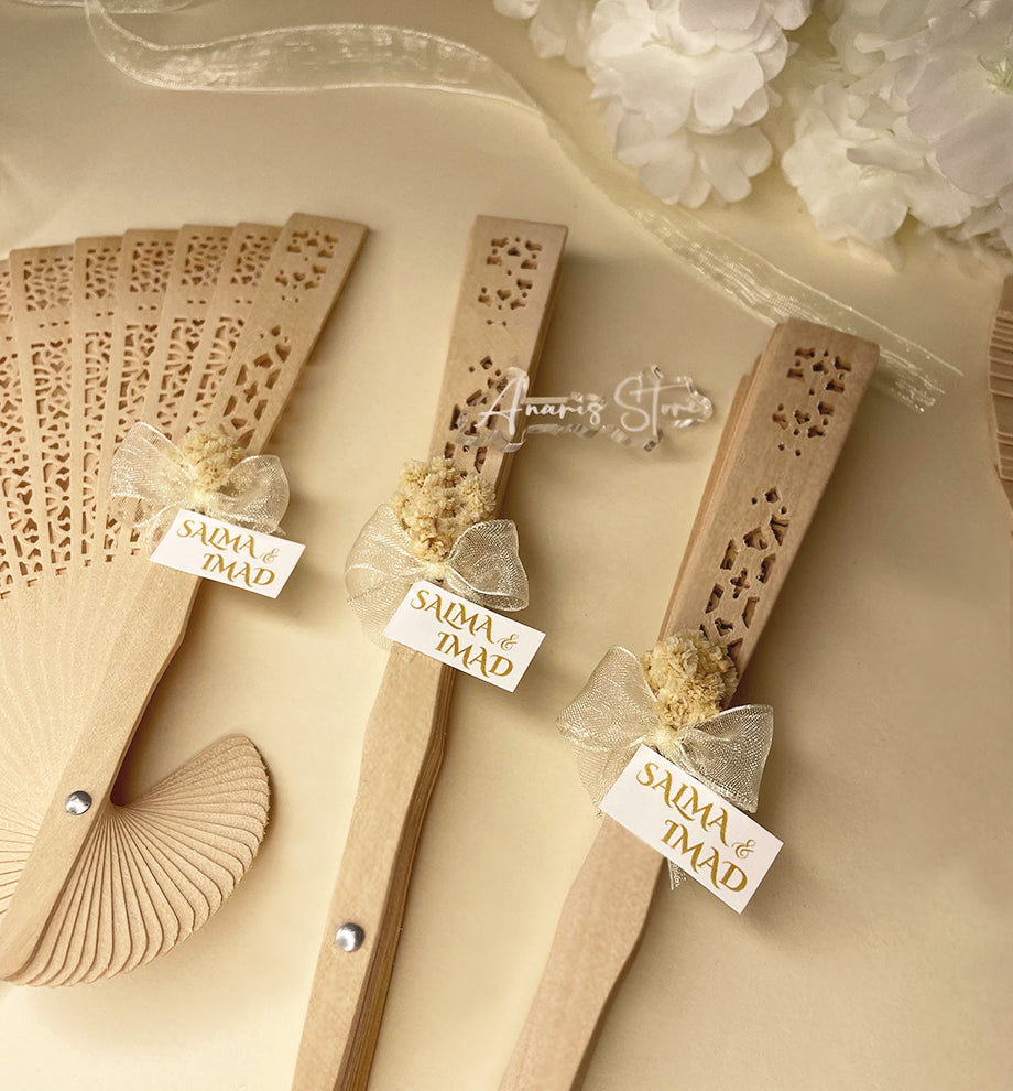 Éventail en bois décoré avec un design raffiné pour les occasions spéciales