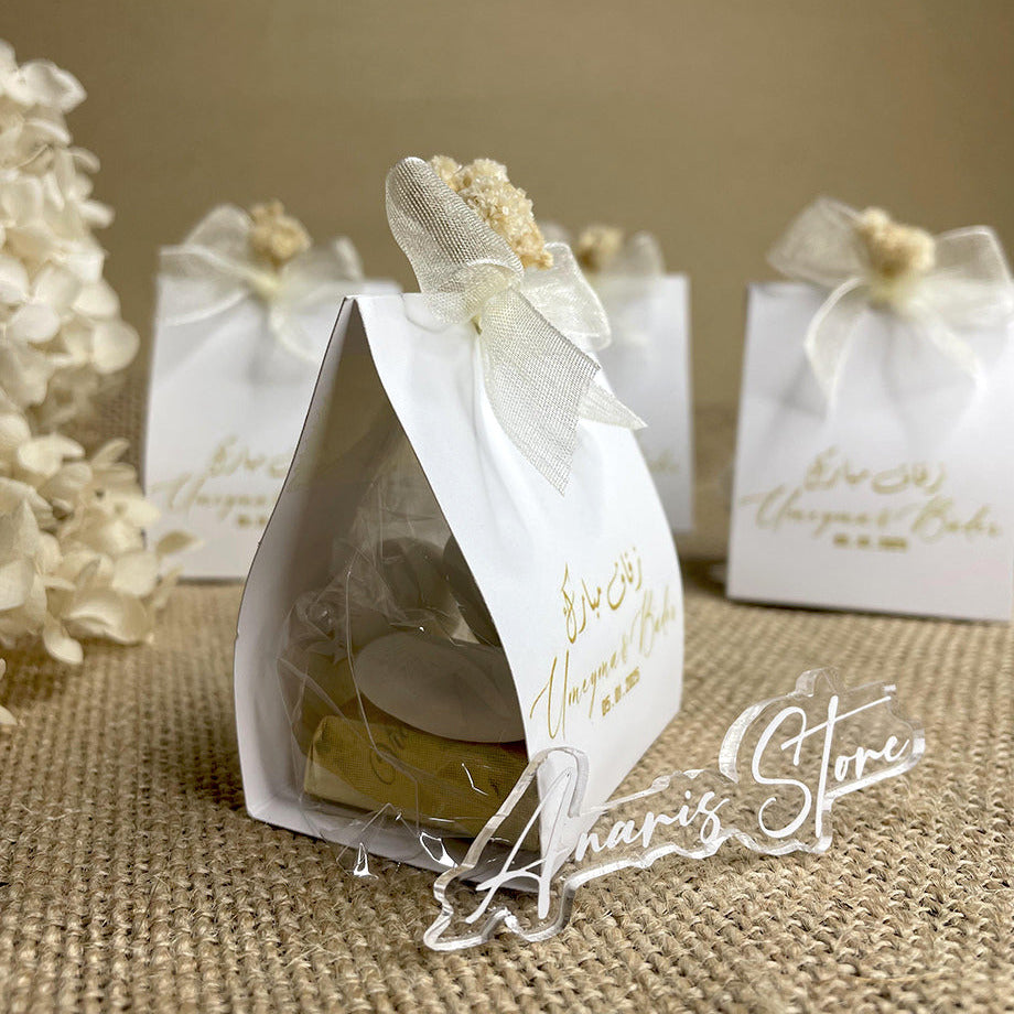 Boîte cadeau, remplie de chocolat et de bonbons , fabriquée en carton de haute qualité