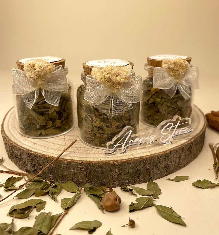 Fiole remplie de feuilles de henné , une touche décorative élégante.