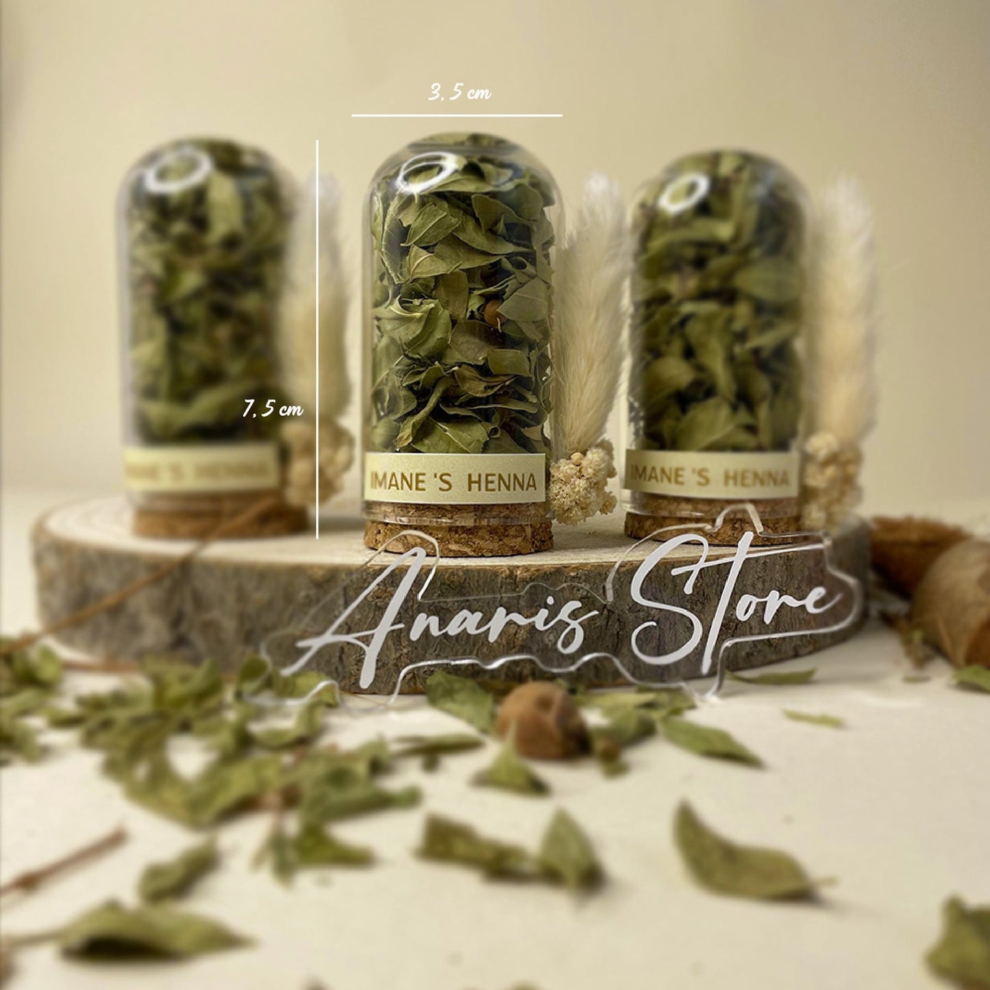 Fiole remplie de feuilles de henné naturel, soigneusement choisies.