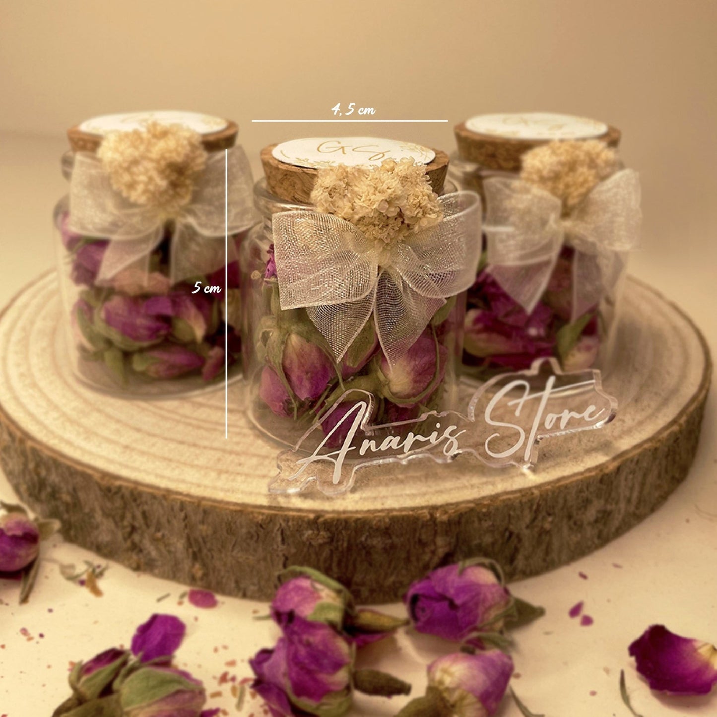 Fiole remplie de fleurs séchées, une touche décorative élégante.