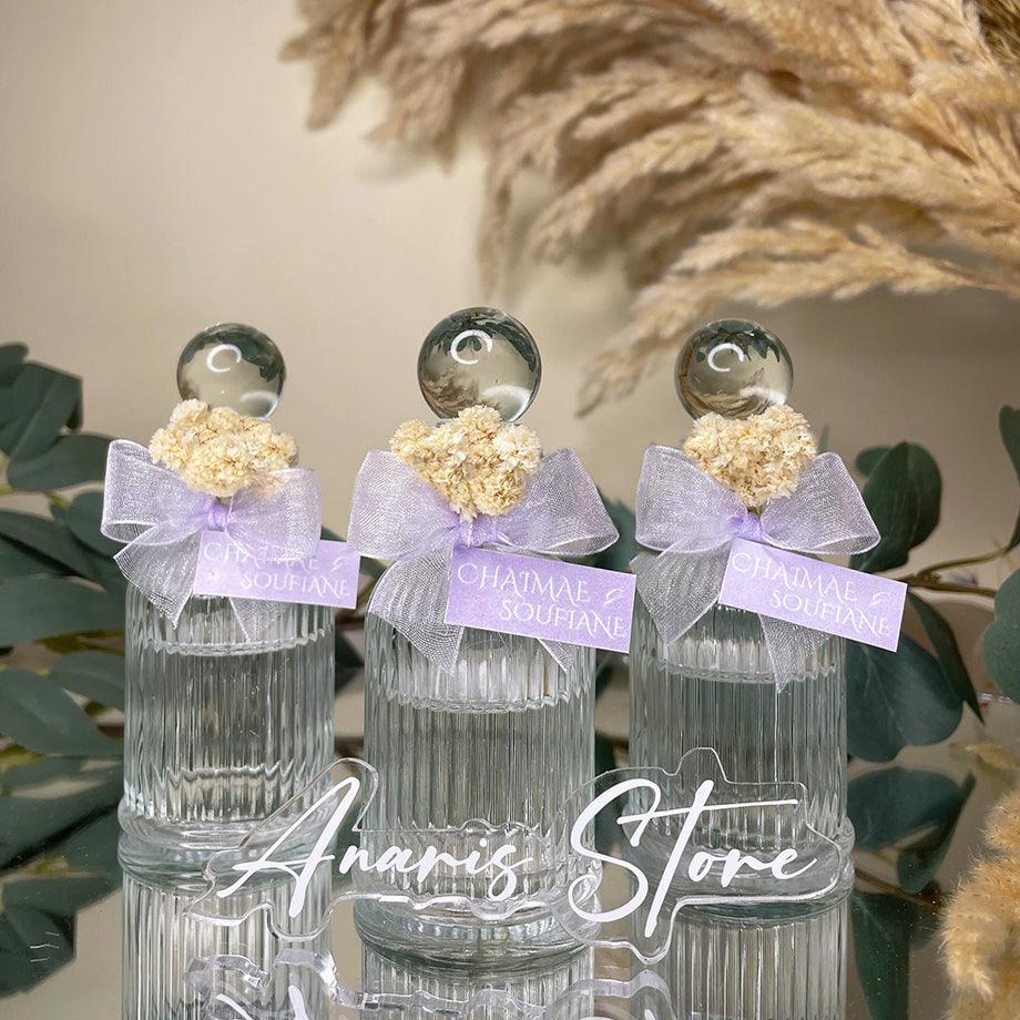 bouteilles de Cologne en verre conçues avec des fleurs naturelles séchées