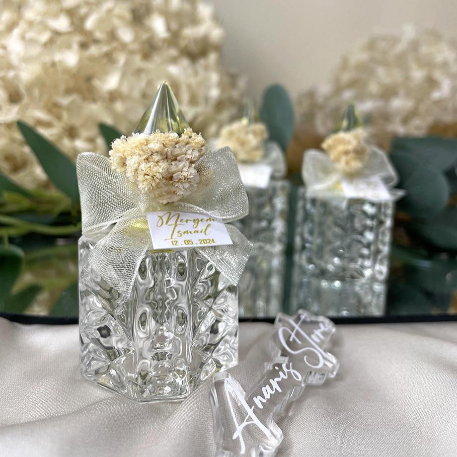 bouteilles de Cologne en verre conçues avec des fleurs naturelles séchées