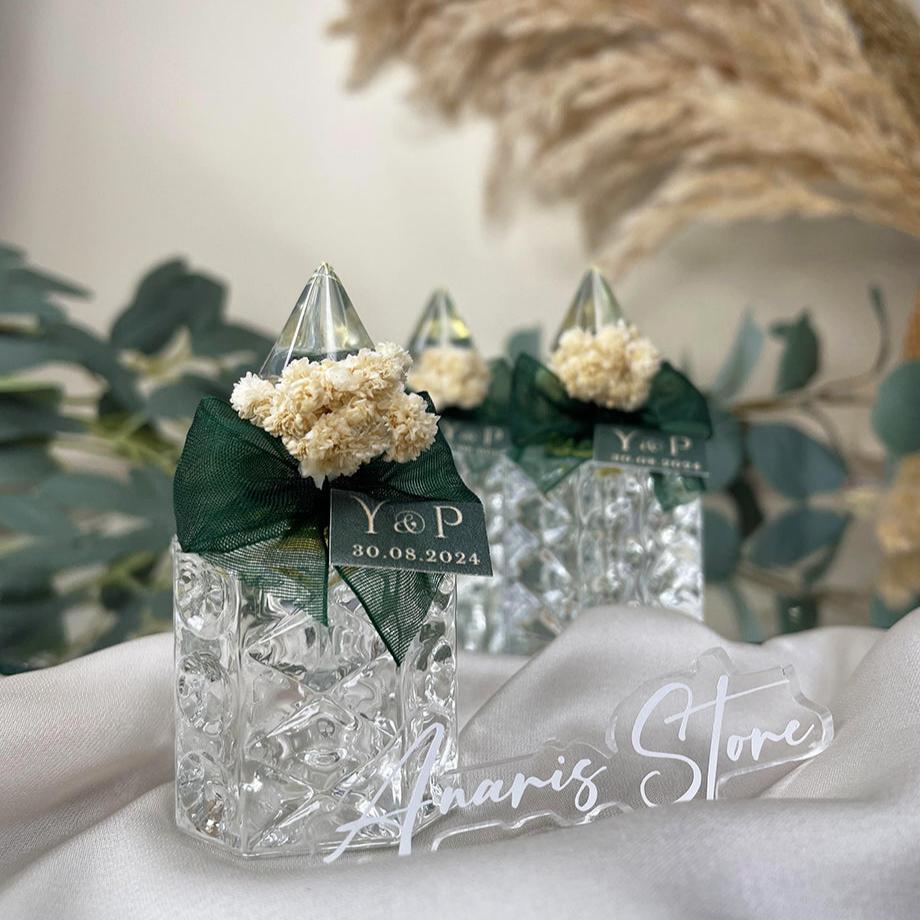 bouteilles de Cologne en verre conçues avec des fleurs naturelles séchées