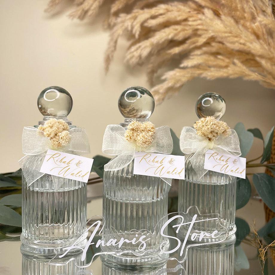 bouteilles de Cologne en verre conçues avec des fleurs naturelles séchées