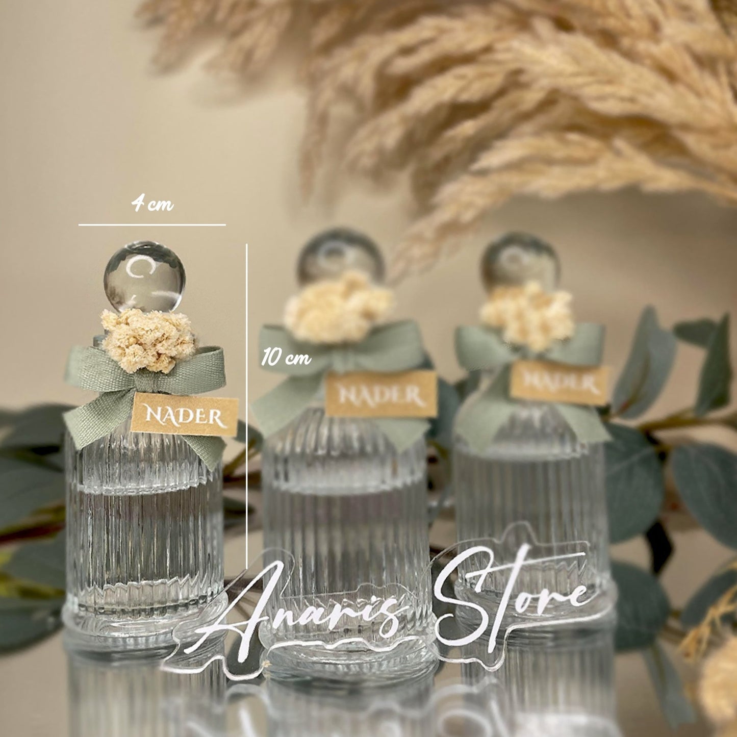 bouteilles de Cologne en verre conçues avec des fleurs naturelles séchées