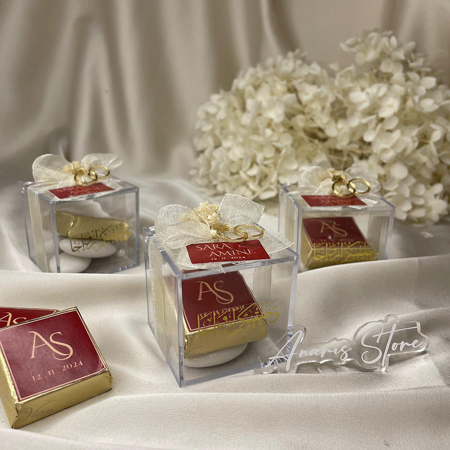 Elégante boîte transparente en plexiglas, un mélange raffiné de dragées et de chocolats