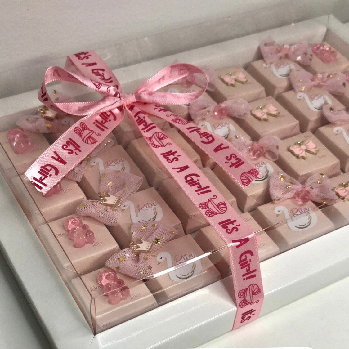 Plateau de chocolats décorés pour célébrer l’arrivée d’un nouveau-né.couleur Rose