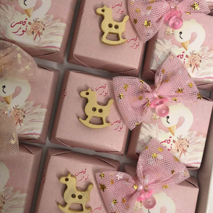 Plateau de chocolats décorés pour célébrer l’arrivée d’un nouveau-né.couleur Rose