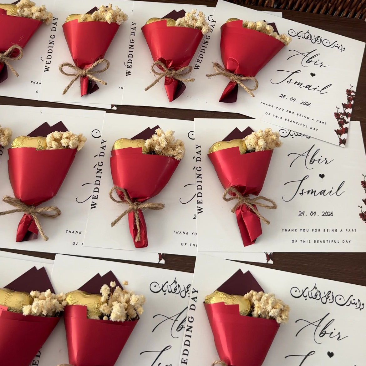 Carte de Remerciement Ornée d’un mini bouquet raffiné avec chocolat