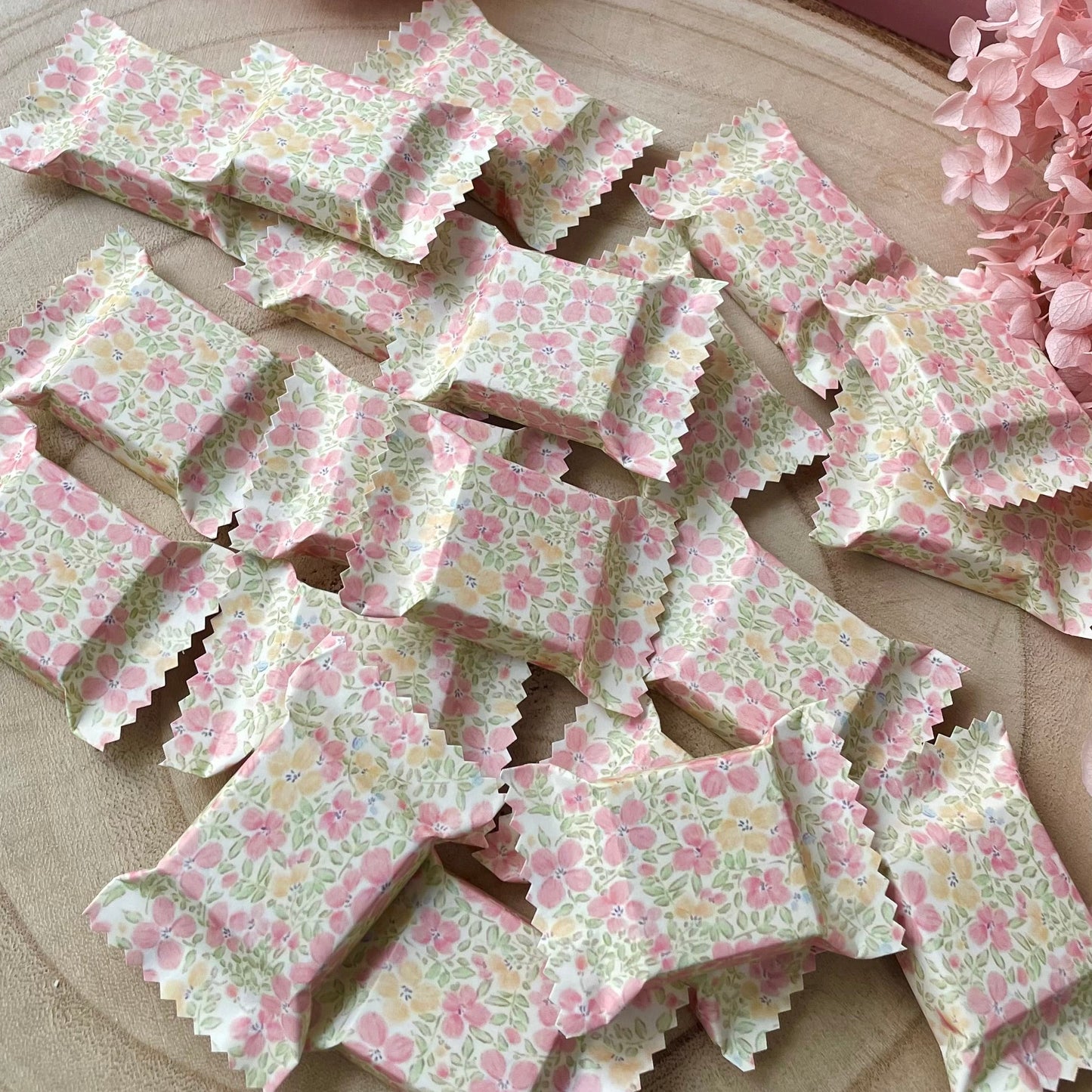 Délicats chocolats enveloppés dans un joli papier fleuri