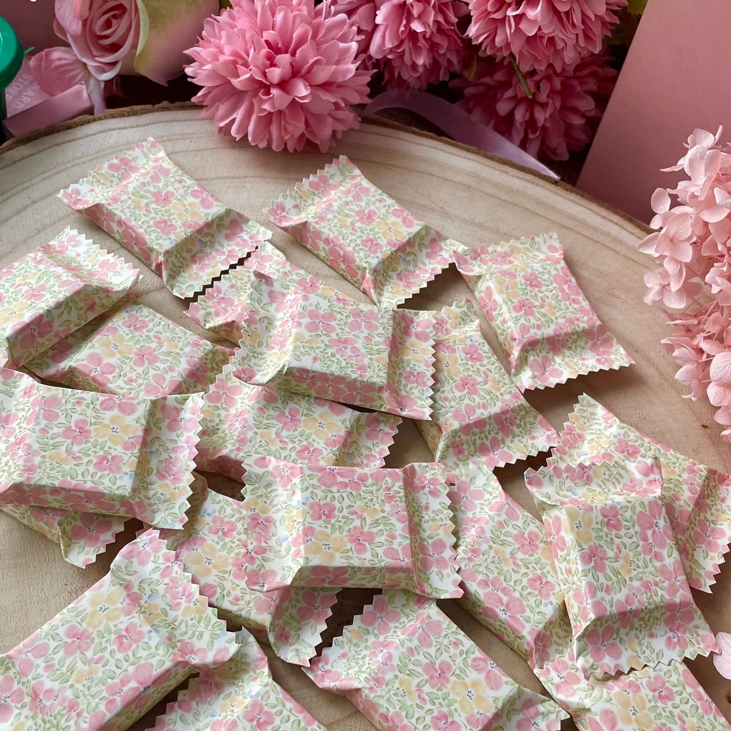 Délicats chocolats enveloppés dans un joli papier fleuri