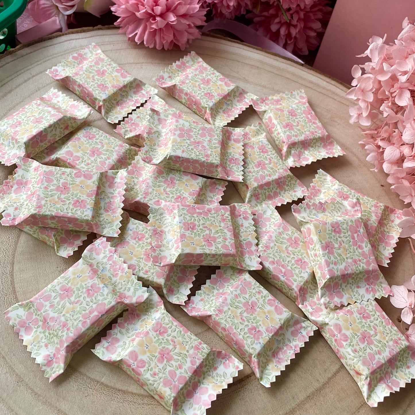 Délicats chocolats enveloppés dans un joli papier fleuri