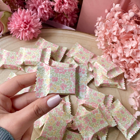 Délicats chocolats enveloppés dans un joli papier fleuri