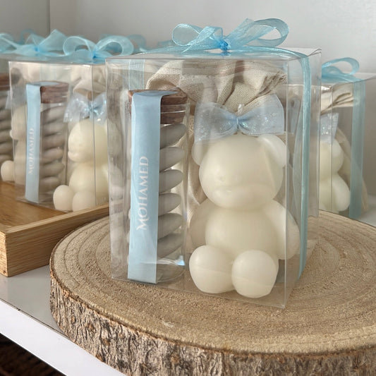 Coffret Cadeau :bougie ourson , fiole dragées , pochette  Contient un porte-clés  personnalisé