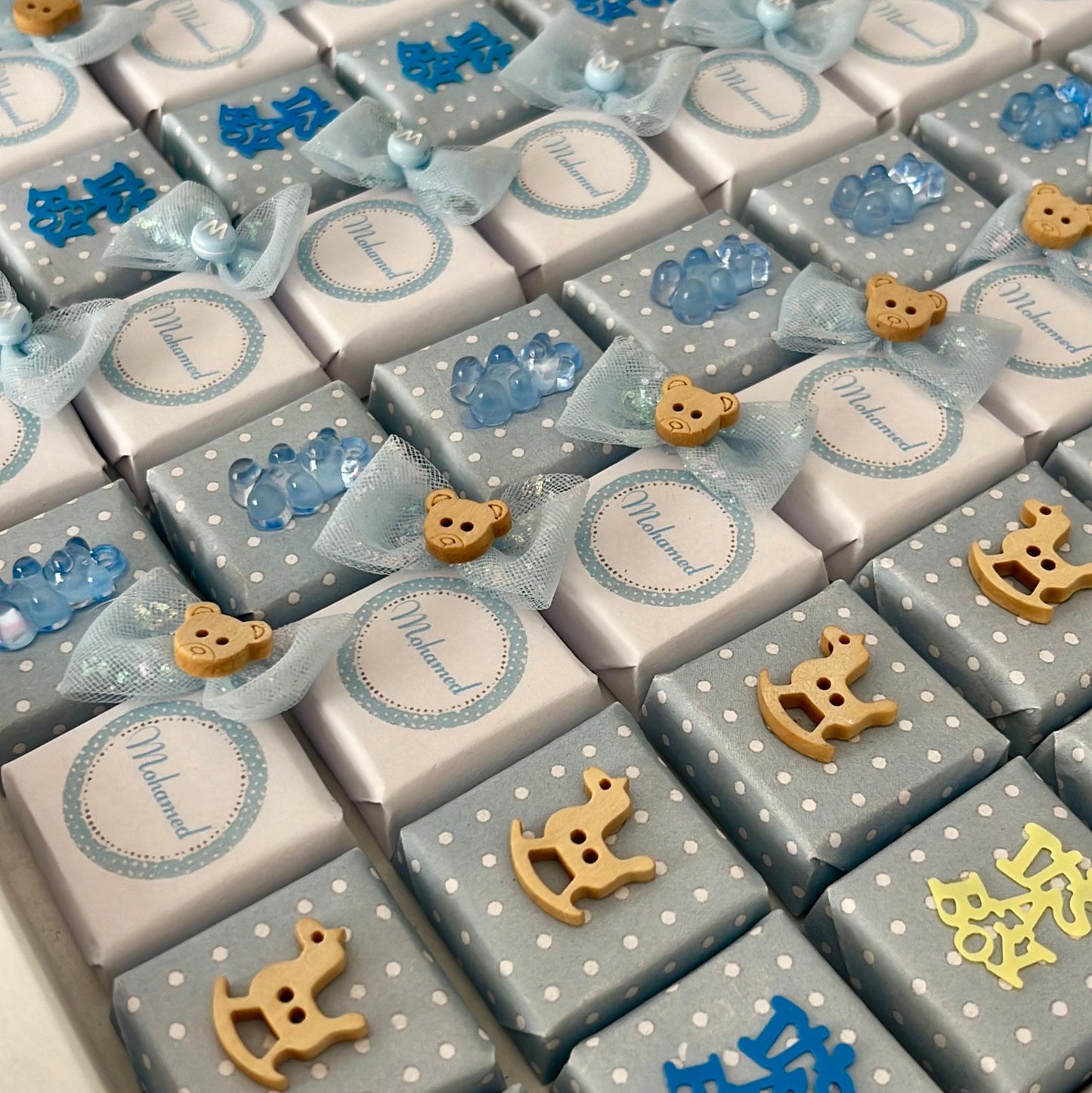 Plateau de chocolats décorés célébrer l’arrivée d’un nouveau-né.couleur bleu