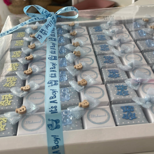 Plateau de chocolats décorés célébrer l’arrivée d’un nouveau-né.couleur bleu