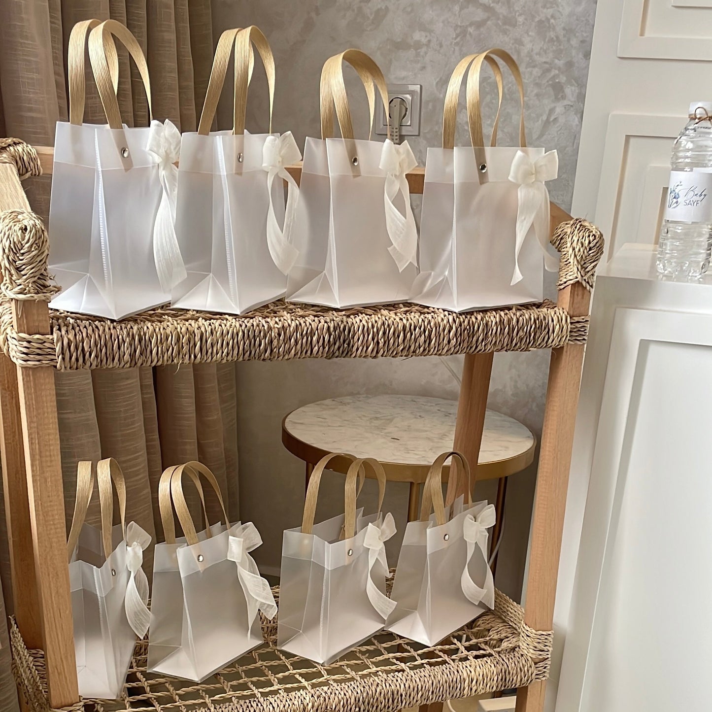 Sac-cadeau rigide effet givré avec anses naturelles et nœud blanc