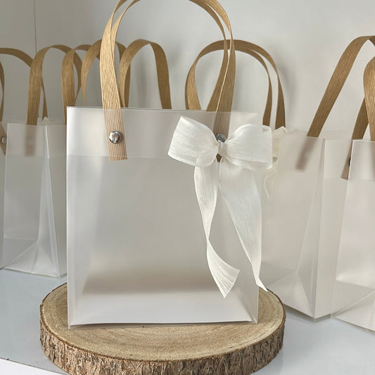 Sac-cadeau rigide effet givré avec anses naturelles et nœud blanc