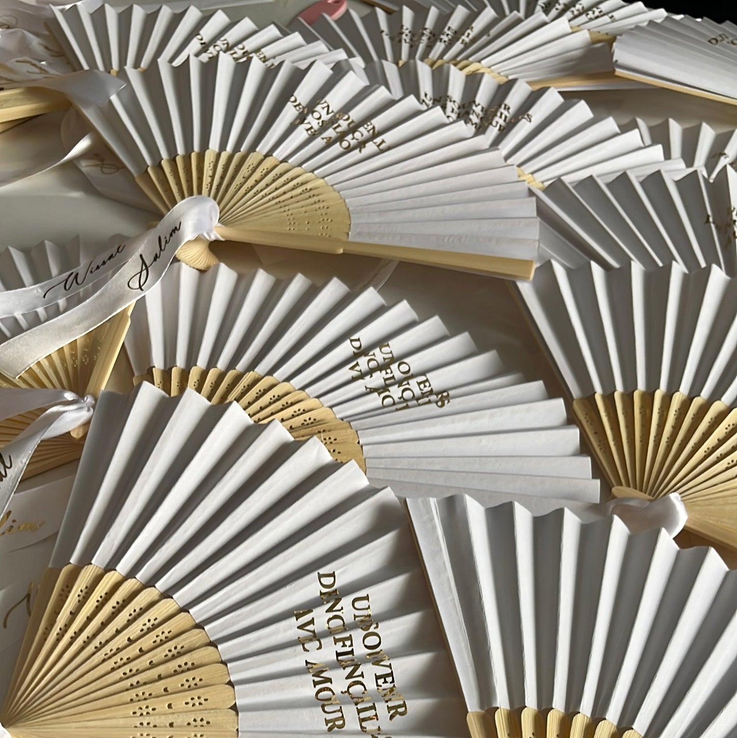 Éventail personnalisé avec ruban imprimé