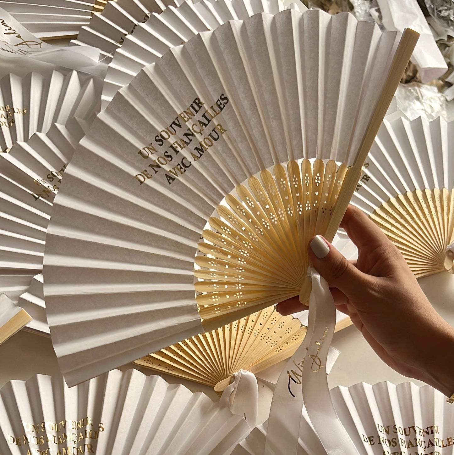 Éventail personnalisé avec ruban imprimé